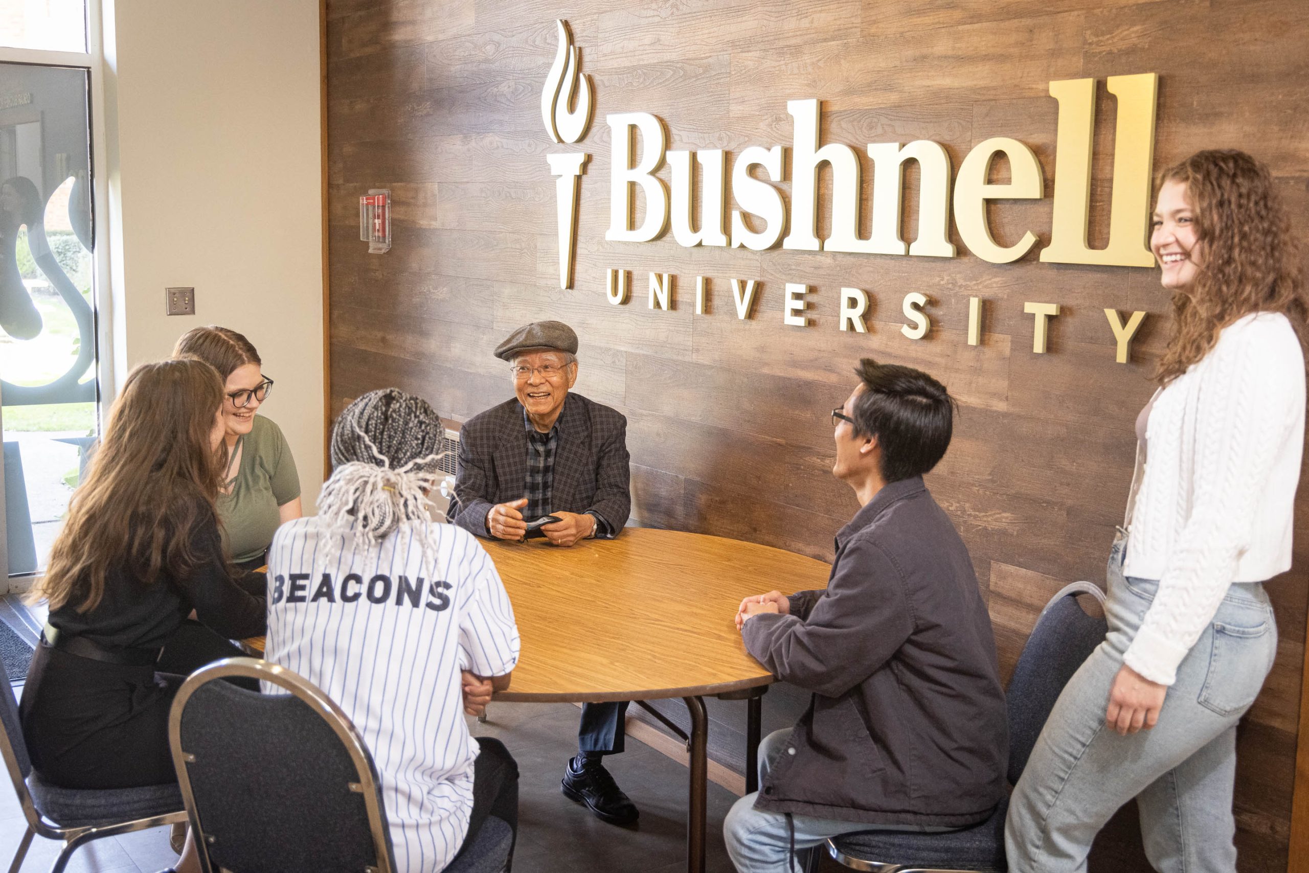 Honors program students meet the program's namesake: Dr. Song Nai Rhee