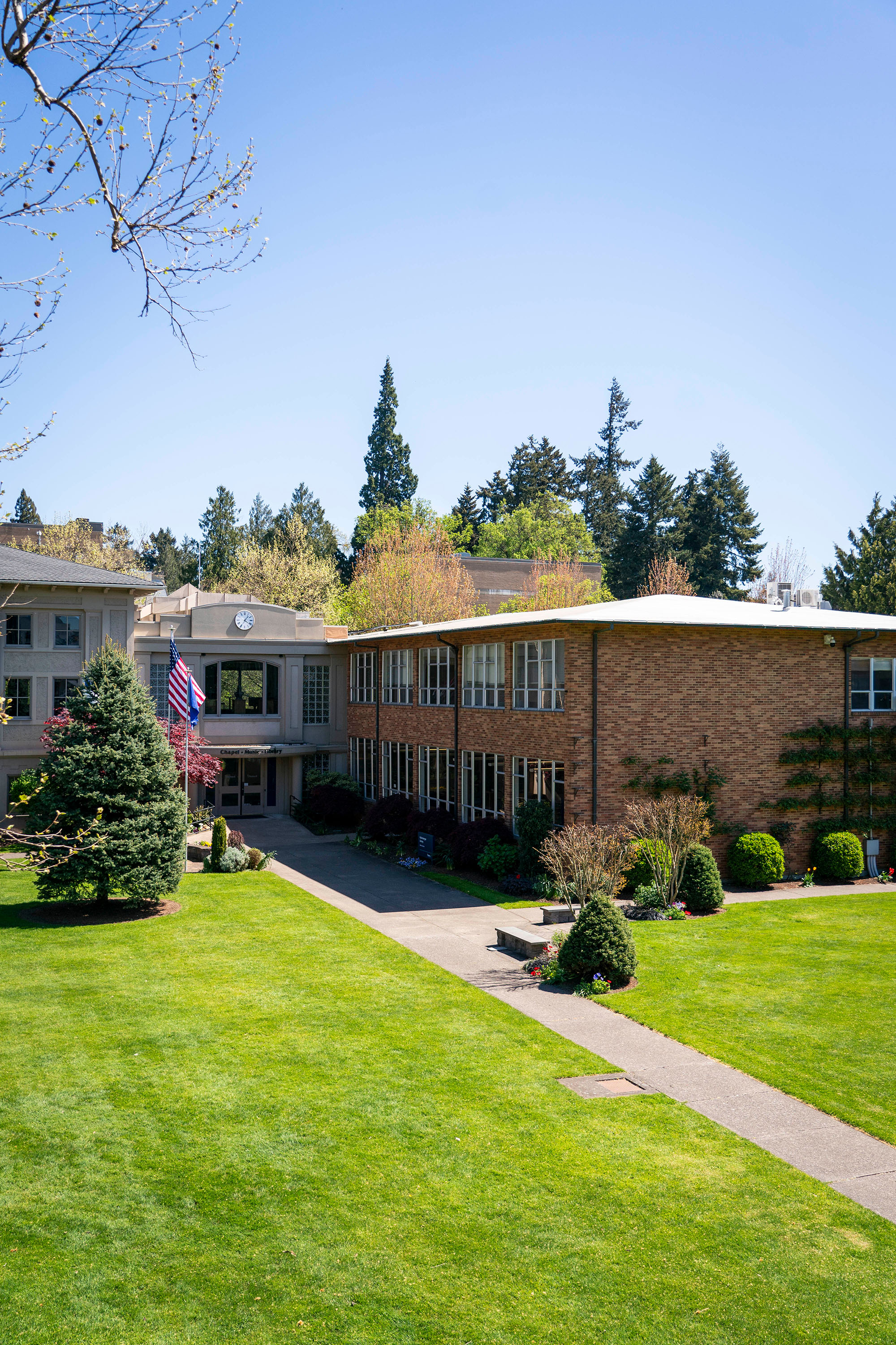Bushnell Kellenberger Library on a sunny day.