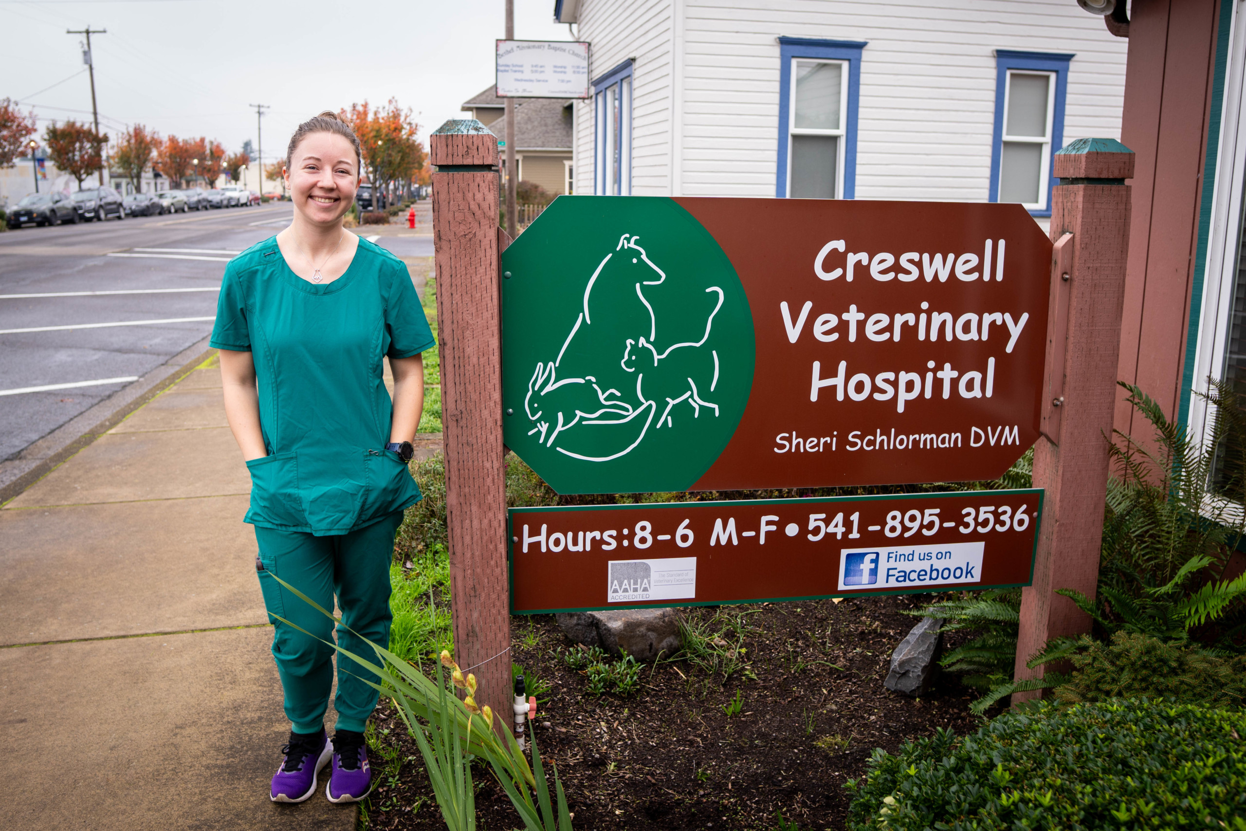 Bushnell University student stands outside Creswell Veterinary Hospital during a veterinary internship.